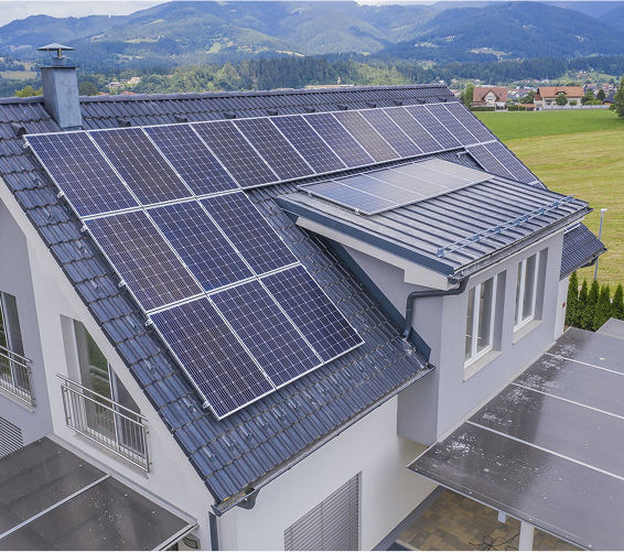 paneles solares en un techo